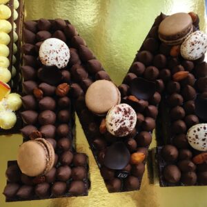 Letter cake chocolat personnalisé, vue 3, Maison Bettant