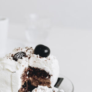 Part individuelle de Forêt Noire, génoise chocolat Grand Marnier et chantilly, Maison Bettant
