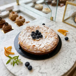 gateau antonia , fond de tarte maison, myrtille ou orange, de la frangipane et un biscuit macaron.